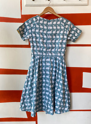 blue and whit rabbit pattern dress with short sleeves in 100% organic cotton sateen - preloved / secondhand by palava