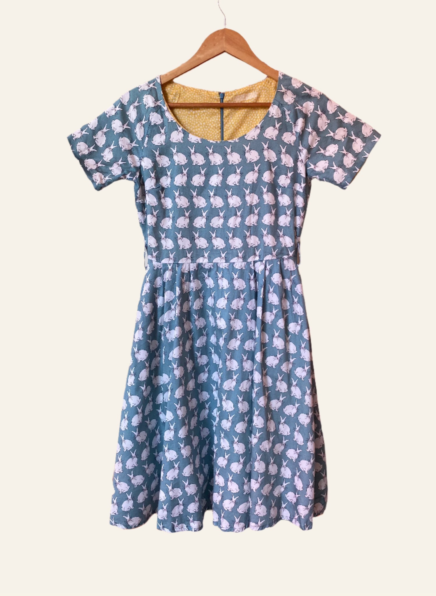 blue and whit rabbit pattern dress with short sleeves in 100% organic cotton sateen - preloved / secondhand by palava